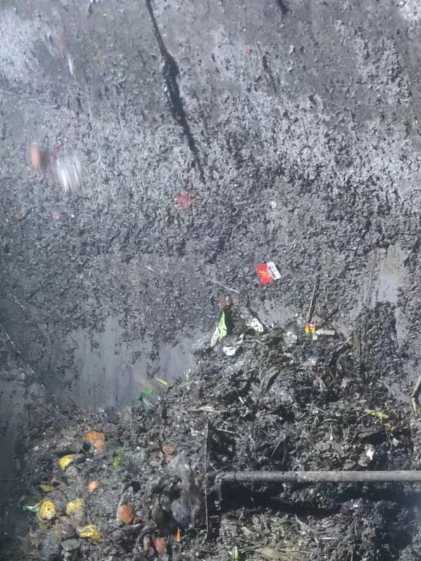 郊区污水池清理